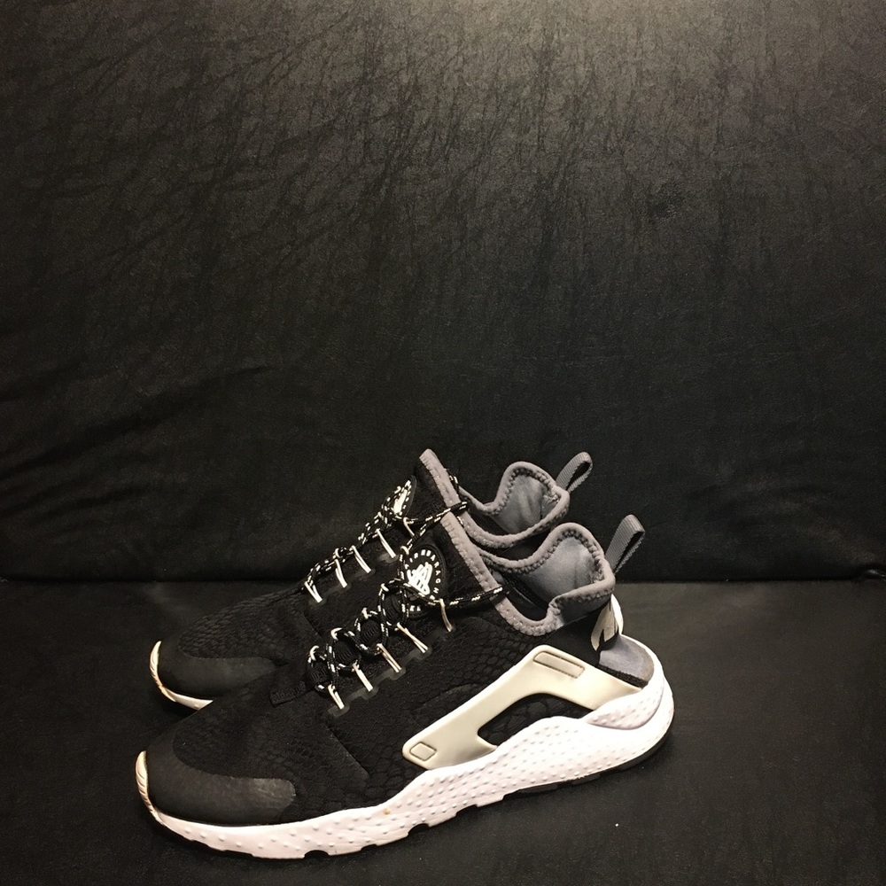 🚨🚨 SOLD 🚨🚨Women’s Nike Air Huarache Run Ultra